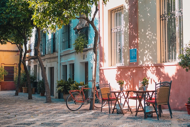 Cozy cafes with outdoor seating near Louvre